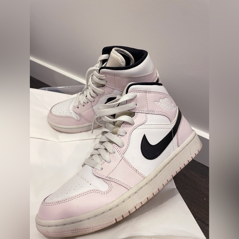 Like NEW pink AIRJORDAN sneakers in W8.5